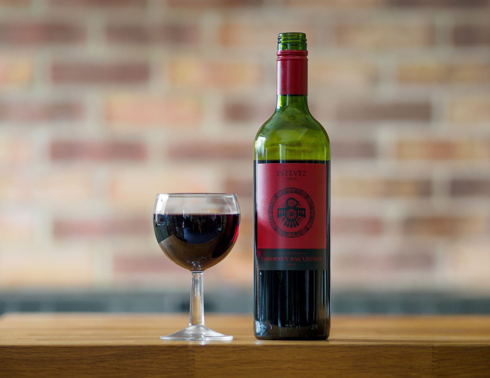 Bottiglia e calice di vino rosso