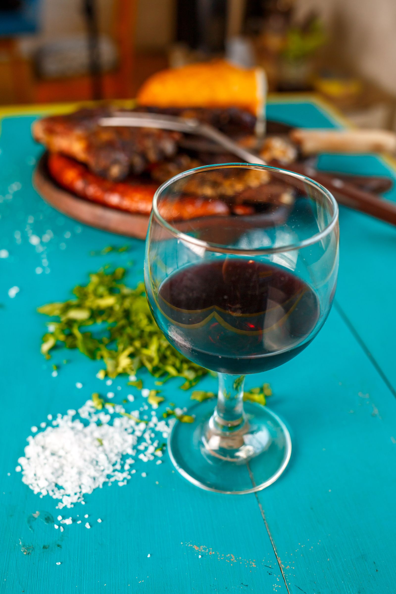 Primo piano di un calice di vino rosso